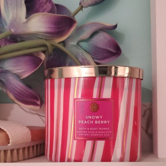 Snowy Peach Berry Candle by Bath and Body Works - Picture 2 of 6